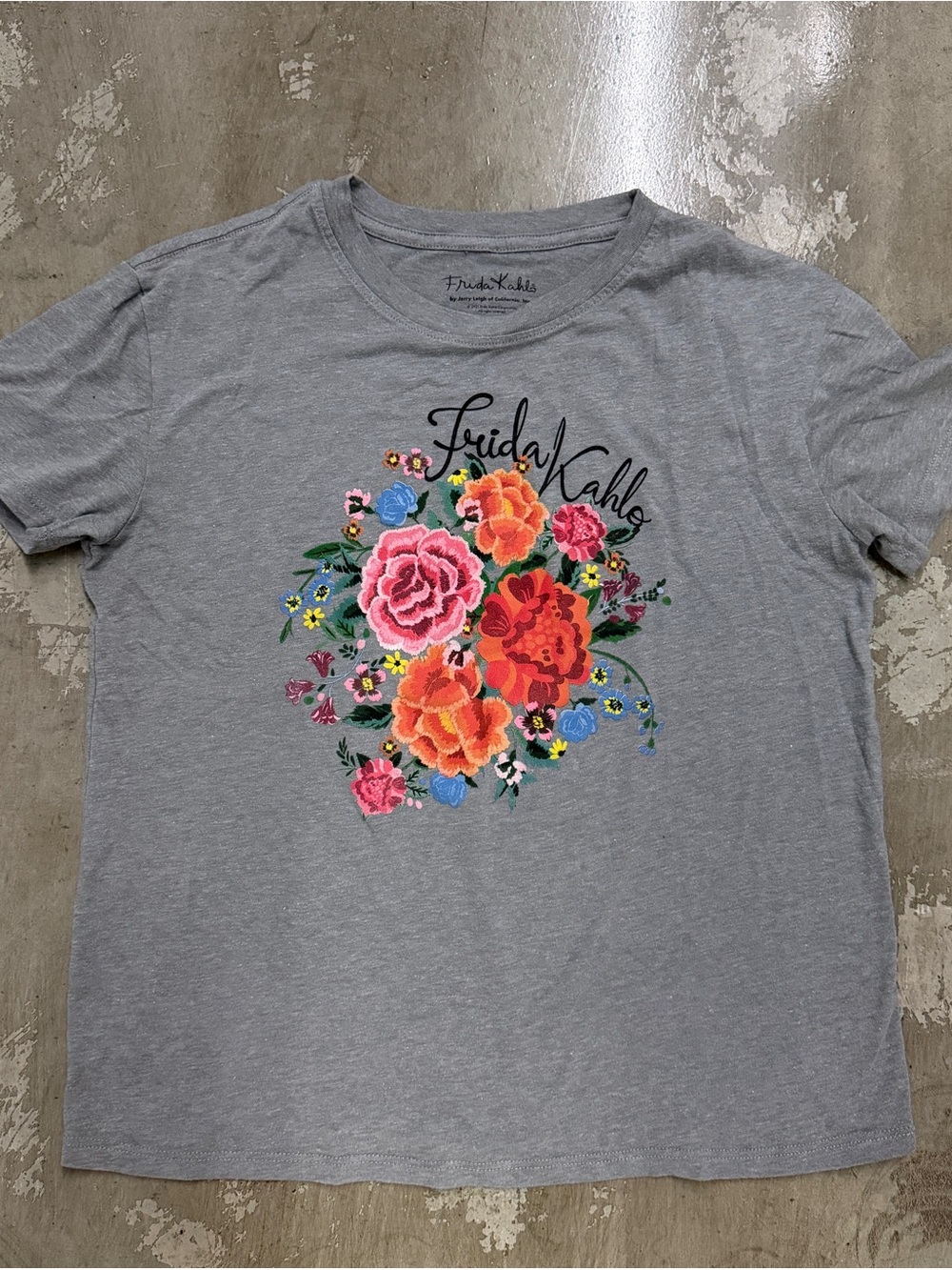 Frida Kahlo Gray Floral Graphic Tee Size M Aesthetic Soft Style SKU 0001‎